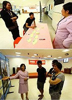 參觀展覽的民眾在導覽員詳盡的解說下,瞭解愛護地球的重要性。(圖/文:康贊清)