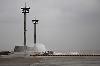 　海象惡劣影響航班，猛澳碼頭湧起陣陣浪花。（圖／文：林冰芳）