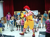 國際巨星麥當勞叔叔化身為腸病毒宣導大使,抵達東莒國小與小朋友們同歡樂。(圖:東莒國小提供)
