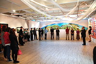 　文建會在馬祖辦理和平藝文巡迴展，昨天副主委林金田特別出席主持開幕式，並與縣長楊綏生及立委曹爾忠共同在七彩和平旗留下和平願景。（圖／文：劉秋月）