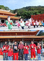 首屆馬祖傳統民俗陣頭觀摩賽昨天在昇天祭登場,由各國中小及陣頭協會組成的七支隊伍較勁尬場,鞭炮音樂滿天飛相當吸睛,縣長楊綏生頒發獎項鼓勵各隊明年再接再厲。(圖/文:劉秋月)