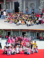 媽祖昇天祭重頭戲祭祀大典機會難得,介壽附幼上百位小學童們,昨天上午特別在導師帶領下前往現場觀禮。(圖/文:曹重偉)