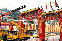 　山隴境白馬尊王廟管會為恭迎福州鱔溪白馬王祖廟第一次抵馬的繞境巡安活動，展開一連串牌樓搭建、村容布置等相關工作。（圖／文：劉秋月）
