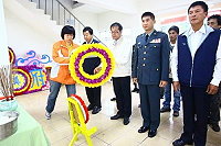 東引鄉長代表所有參與人士獻上花圈,向東引歷代先人致上最高的敬意。(圖:彭家慶/文:彭家慶、康贊清)