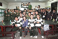 心衛中心志工媽媽和與會砲二連官兵合影。(圖:曾俊諺/文:黃國真)