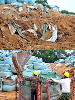 　聯勤司令部發包「廢電池場址有害廢棄物清理暨土壤整治」工程，由捷博公司得標，頭號重點就是將遭污染泥土全數完成清運；去年遭踢爆部分污染土封袋嚴重破裂外露，廠商也進行補救重新裝袋。（圖／文：曹重偉）