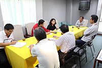 　連江縣議會召開第五屆第十五次程序委員會，由召集人議長陳貴忠、委員曹以標、林惠萍、曹爾章及議事組、法制組人員共同討論「第五屆第四次定期大會議事日程草案」。（圖：連江縣議會提供）