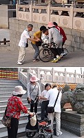 　身障朋友來馬祖旅遊大不易！要進入天后宮廟內進香，因為無障礙空間不足，身障朋友吃足苦頭。（圖：馬祖身心障礙協會提供）
