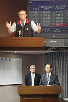 　立委曹爾忠主持審查民航局101年度預算順利通過，會中要求民航局年底前完成東引及東、西莒直昇機場改善之決議，獲委員會同意通過。（圖：立委曹爾忠國會辦公室提供）