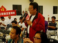　「馬祖國際觀光度假中心附設博弈說明會」在東引鄉辦理，鄉親發言提問。（圖／文：陳其敏）
