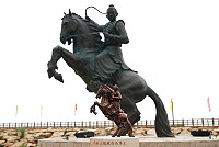 　山隴境白馬尊王廟委會致贈祖廟團員小禮物，白馬尊王塑像的縮小版，細緻的雕像面容讓對岸信眾相當驚喜。（圖／文：劉秋月）