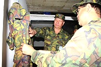 　因應冬季將至，任指揮官前往亮島進行冬季防寒整備視察，了解防寒作業及禦寒措施有無落實，防寒衣物、冬令糧粖及基礎防寒設施等準備是否確實。（圖／文：朱育琳）