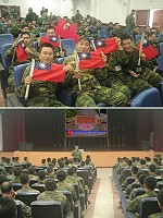 上圖:與會弟兄主動帶國旗參與收視活動,充分表現出對國家百年慶生的熱情與喜悅。(下圖)指揮官劉得金將軍於收視活動中,期勉弟兄持續堅持擎天部隊優良傳統,堅守我國北疆之領土。(圖/文:傅仲賢)