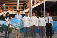 　連江縣創意影視種籽人才培訓課程「最佳創意」提案得獎人─馬中劉又瑄、黃懿瑄與縣長楊綏生合影。（圖／文：邱竟瑋）