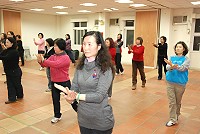 　由連江縣衛生局主辦的「健康減重班」十月二十二日（六）晚間七點半至九點半，在介壽老人活動中心二樓舉辦健康飲食講座，圖為她們今年練習的情況。（圖／文：邱竟瑋）