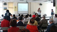 桃園縣馬祖會館昨舉辦「老照片說故事及馬祖諺語、歌謠教學教唱會」,數十位旅台鄉親齊唱冬節歌。(圖:桃園縣馬祖同鄉會提供)