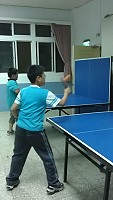 　馬祖四鄉五島各校多安排有夜間體育課程，協助學子均衡發展，仁愛國小是桌球隊培訓。（圖：仁愛國小校長王建華提供）