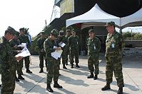 　任指揮官於操演場地會勘時針對會勘內容對在場幹部進行指導。（圖／文：曾俊諺）