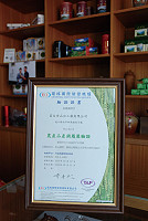 　馬祖第一家有身分證的茶！雲津茶園通過茶葉及種植環境無毒檢測，由環球國際驗證機構發給證書，未來也將貼上TAP（產銷履歷農產品）標章，成為馬祖第一家有身分證的農產品。（圖／文：劉秋月）