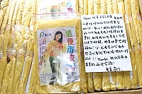 　因兩件輕便雨衣讓勇家先生一家人帶著暖暖溫情走遍全台，為了回饋善意，他們寄來50件雨衣希望能幫助需要的遊客。（圖／文：林冰芳）