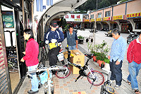 　自由車委員會今舉辦「馬祖自行車道路網－追風騎福行」，參加者請於上午九時前往介壽新生地公園集合，另現場同步舉辦單車維修服務，歡迎車友多加利用。（圖／文：曹重偉）