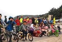 　民國一百年「全國自行車日，馬祖追風騎福行」活動昨天登場，數十車友山隴會師，挑戰雲台山。（圖／文：邱竟瑋）