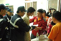 大陸旅馬同鄉會改選理監事,疑似失去會員資格的民眾與警員發生推擠。(圖/文:邱竟瑋)