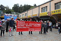　馬祖還我土地自救會在馬英九造勢現場抗爭，提出三點訴求。（文：邱竟瑋／圖：民眾提供）