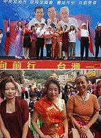 感受馬英九旋風,新住民婦女盛裝迎賓,一名新住民婦女拿出泰國的家鄉打扮,十分突出。(圖/文:邱竟瑋)