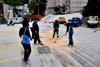 三槍堡至清水廣場路段昨天發生油污污染路面事件;縣府環保局立即派員前往清理,也同時通知警方前往循線緝兇。(圖/文:曹重偉)