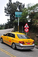 福澳復國路連接山線上坡道相當陡峭,右轉更因視角關係容易發生危險,交通局已設置「禁止右轉」之標示,提醒駕駛朋友務必遵守。(圖/文:曹重偉)