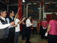 　總統馬英九上香致敬。（圖：山隴白馬尊王廟提供、攝影：陳建群）