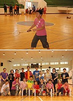 100年度連江縣羽球成長育樂營─成人羽球班昨天結訓,承辦單位舉辦摸彩讓學員們獲得標準羽球拍和羽球。(圖/文:邱竟瑋)