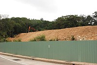 仁愛「電池山」日前完成清運,現場已不見大批廢土,改由廠商進行整地。(圖/文:邱竟瑋)