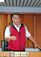 副議長曹以標進行質詢。(圖/文:曹重偉)