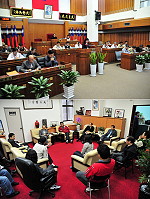　縣議會展開審議101年度地方總預算暨附屬單位預算案議程，一讀會前由主計室主任曹少玉就地方總預算編製情形進行簡報；會前也就明年度預算進行府會協商。（圖／文：曹重偉）