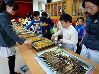 　東引國中小營養午餐「加菜」，親師、學生共享Buffet快樂時光。（圖／文：陳其敏）