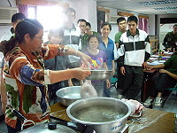 北竿鄉公所舉辦美食研習,吸引部隊阿兵哥共襄盛舉。(圖:北竿鄉公所提供,文:陳鵬雄)