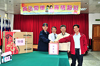 連江地檢署舉辦「100年犯罪被害人保護週及反賄選宣導法律常識有獎徵答」公開抽獎,由檢察長洪培根、地方法院院長紀文勝、警察局長侯欽宗、犯罪被害人保護協會福建連江分會會長陳書廉等人共同抽出142位幸運兒。(圖/文:曹重偉)