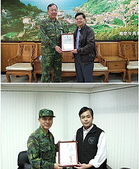 (上圖)任指揮官致贈感謝狀予縣政府,由楊縣長代表接受。(下圖)鍾參謀長致贈感謝狀給與南竿鄉公所,由朱鄉長代表接受。(圖:游皓凱/文:曾俊諺)
