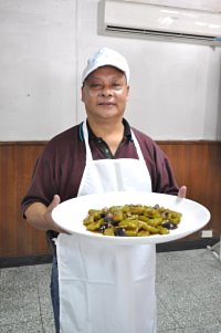 何海平師傅親自傳授莒光官兵廚藝技巧。(圖/文:陳瑞誠)
