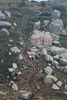 攀登東引世尾山步道,同時可以穿越「鱗剝巨礫」。(圖/文:陳其敏)