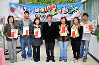 「健康100馬祖動起來」歡喜落幕,局長謝春福表揚最佳減重個人賽及團體賽的前三名,個人獎分別是李寶霖、劉美珍、劉金明,團體獎分別是衛生局、酷哥辣媽、地政事務所。(圖/文:曹重偉)