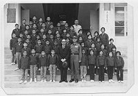 前總統嚴家淦與前馬防部司令官苟雲森,民國六十一年十一月二十日與馬祖首批育幼院童合影,四十年後的此刻將舉行週年院慶。(圖:張月仙提供)