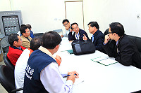 爭取南竿機場第二套進場起降標準,縣長楊綏生、立委曹爾忠昨邀請民航局副局長李萬里等人抵馬,進行建議方案可行性討論及機場現地會勘。(圖:連江縣政府提供)