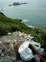　東引南橋頭附近海岸山坡，發現遭傾倒營建廢棄物。（圖／文：陳其敏）