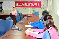 　縣府101年度公告土地現值作業說明會昨天上午移師南竿鄉，由地政事務所代理主任連素秋主持，民眾陸續前往關心，並就自身權益、地價等相關問題及土地事務提問。（圖／文：曹重偉）