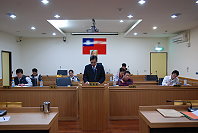　南竿鄉代會第九屆第三次定期大會昨開議，鄉長朱秀平進行施政報告，代表們輪番質詢，為鄉親權益把關。（圖／文：劉秋月）