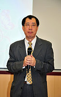 旅台鄉親前考選部政務次長、現為縣政顧問的邱吉鶴博士,來馬為地區未來五年(101-105)的縣政發展預先把脈。(圖/文:曹重偉)