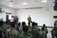 　指揮官提醒到部弟兄，充實自我軍旅生涯，並且不讓家人擔心才是最重要的課題。（圖／文：游皓凱）